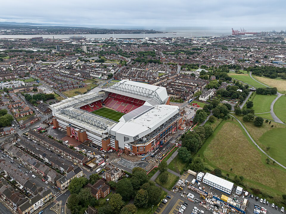 Vista aérea del estadio Anfield durante un partido nocturno