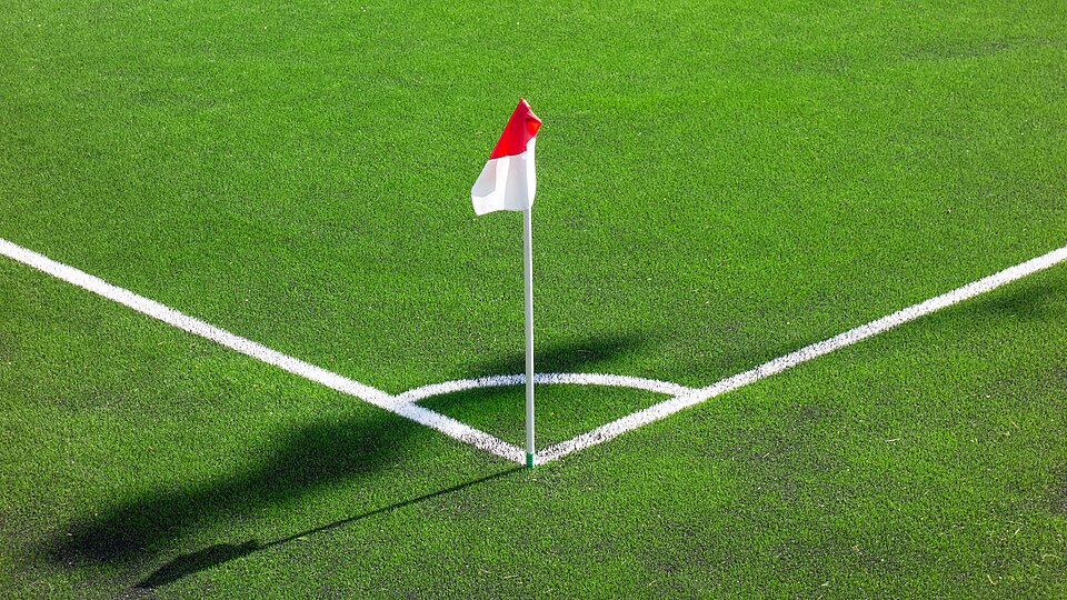 Bandera de esquina en un partido de fútbol argentino