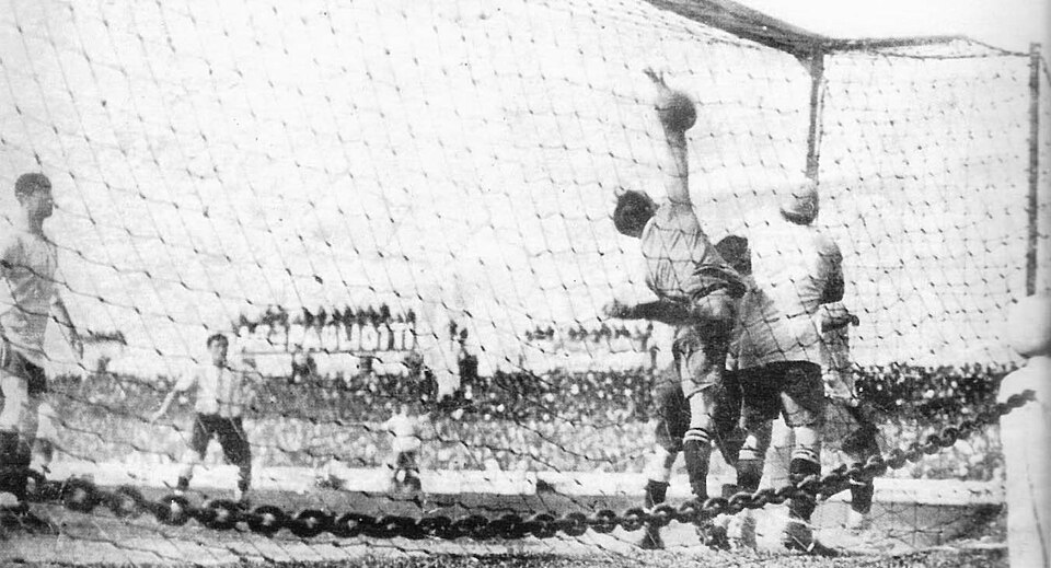 Jugador ejecutando un saque de esquina en un estadio argentino