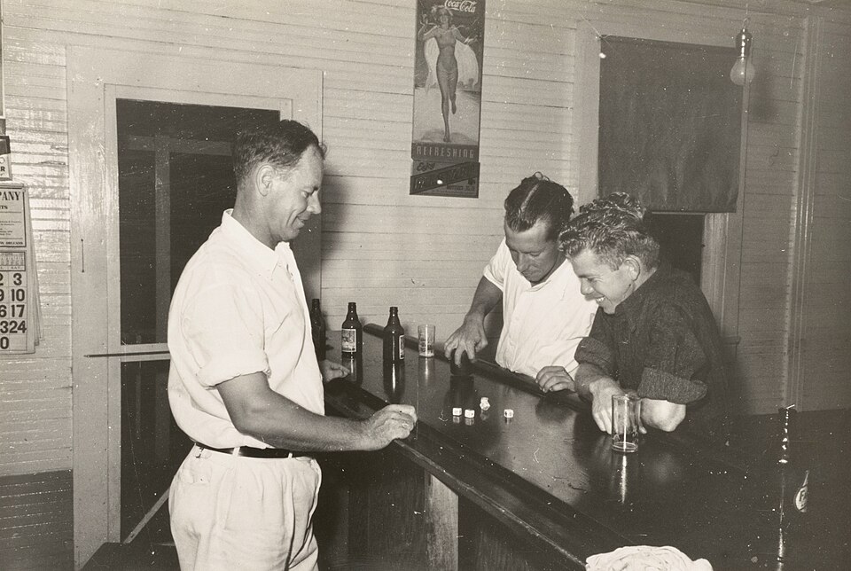 Máquinas tragamonedas iluminadas en un casino durante la noche
